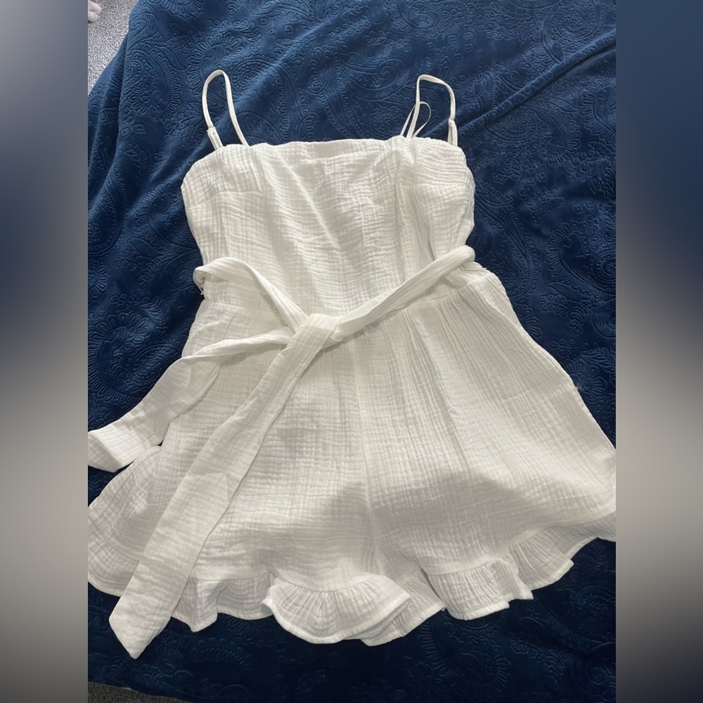 Francesca’s Ivory Belted Romper Women’s Size L